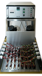 TAC320/WT è un sistema progettato per l'automatizzazione di laboratori per l’esecuzione di prove di vita e di affidabilità di componenti sensibili alla temperatura (termostati, PTC, NTC,…).
